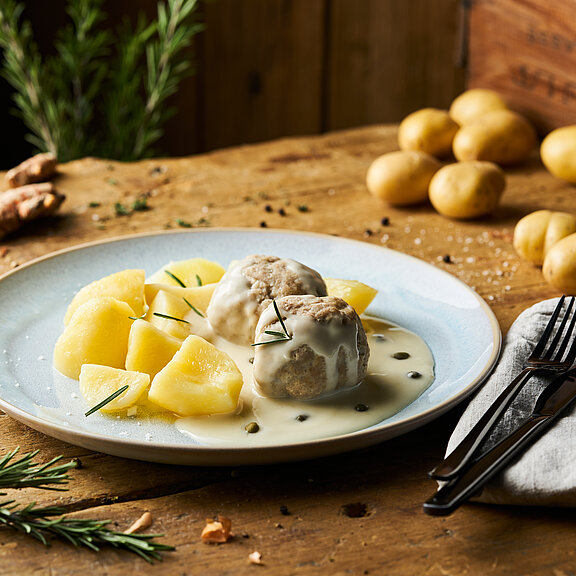 Herzhafte Königsberger Klopse vom Schwein mit Kapernsauce und Butterkartoffeln