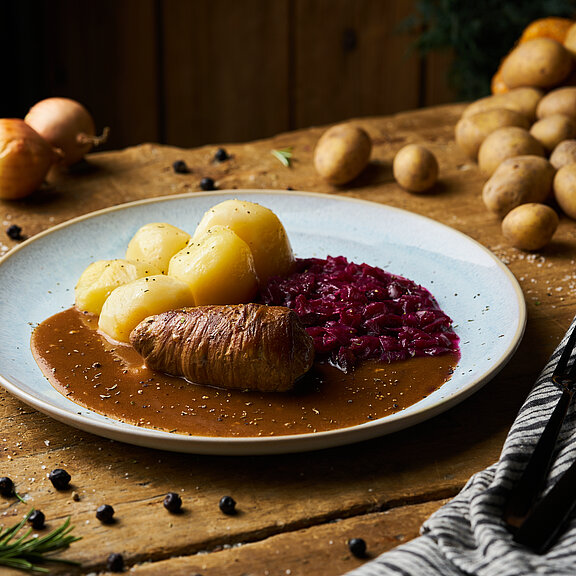 Hausgemachte Roulade vom Schwein mit Preiselbeer-Rotkohl und Butterkartoffeln